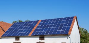 Jahresertrag Photovoltaik einer Dachanlage mit Solarmodulen